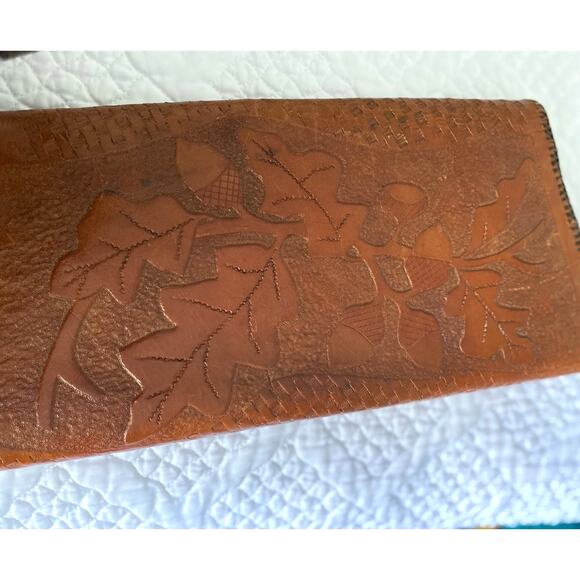 Vintage tooled leather clutch/large leather clutch /tooled leaf purse/70's boho - Picture 2 of 9